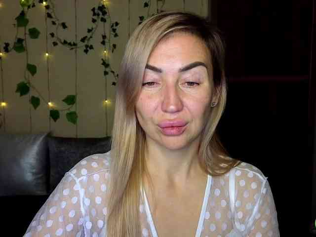 Jullyblondkiss webcam