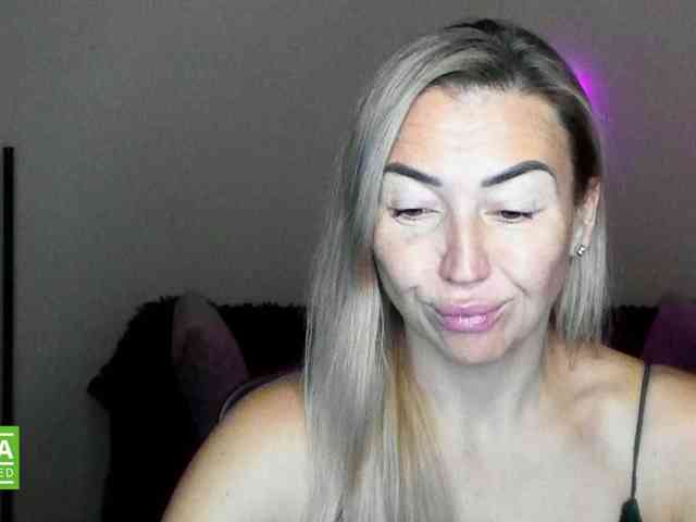 Jullyblondkiss webcam