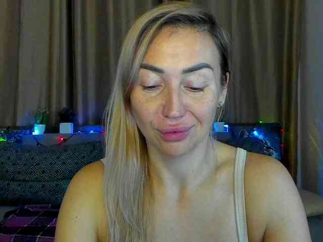 Jullyblondkiss webcam