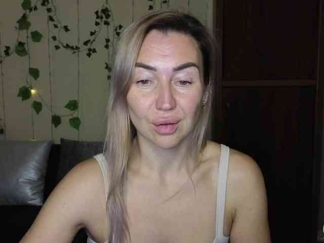 Jullyblondkiss webcam