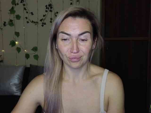 Jullyblondkiss webcam