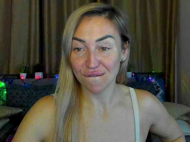 Jullyblondkiss webcam