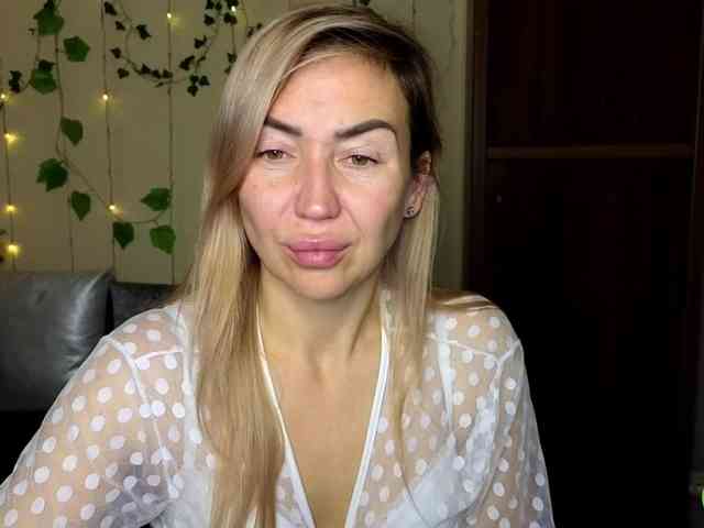 Jullyblondkiss webcam