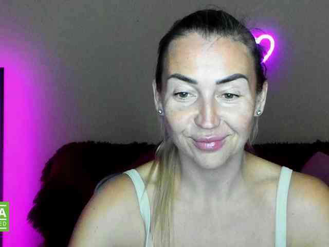 Jullyblondkiss webcam