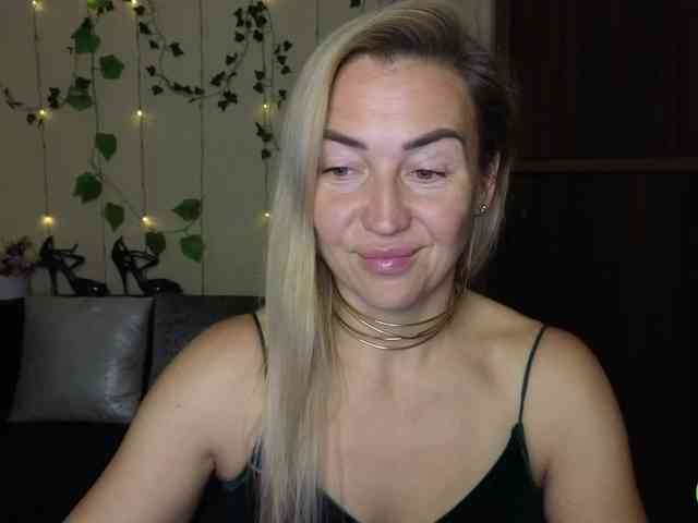 Jullyblondkiss webcam