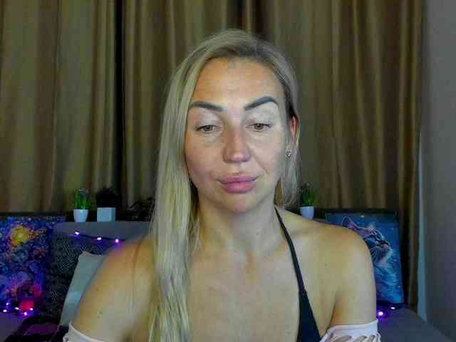 Jullyblondkiss webcam