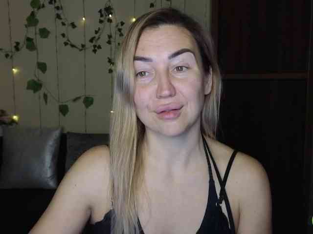 Jullyblondkiss webcam