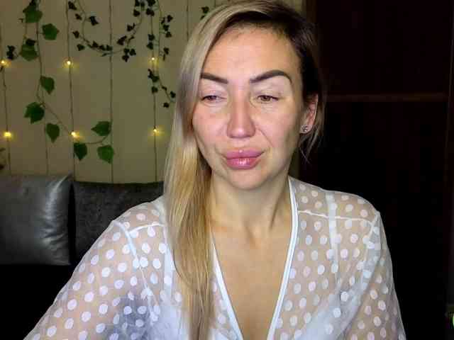 Jullyblondkiss webcam