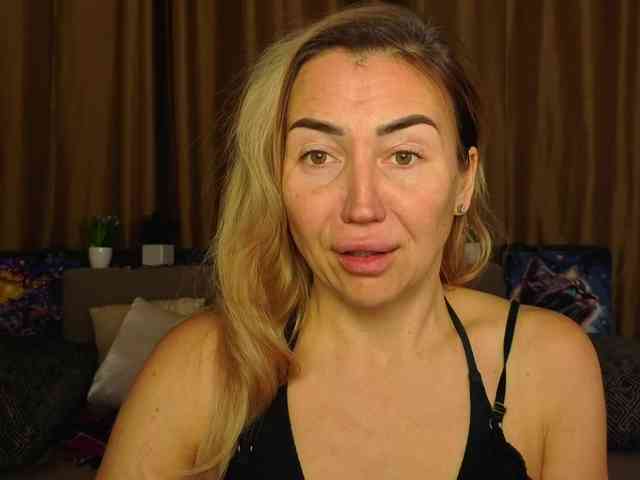 Jullyblondkiss webcam