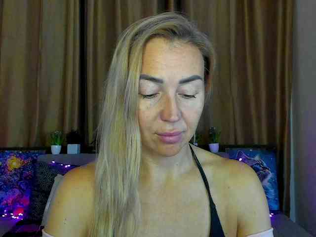 Jullyblondkiss webcam