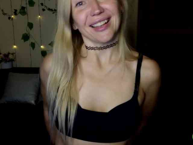 Jullyblondkiss webcam
