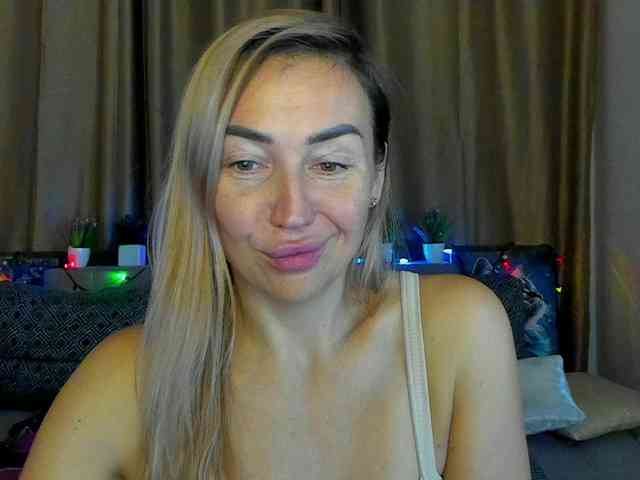 Jullyblondkiss webcam