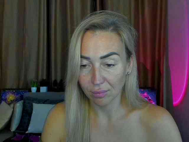 Jullyblondkiss webcam