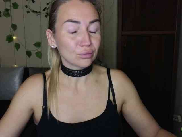 Jullyblondkiss webcam