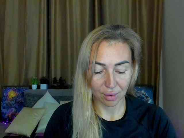 Jullyblondkiss webcam