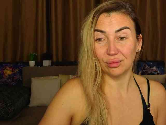 Jullyblondkiss webcam