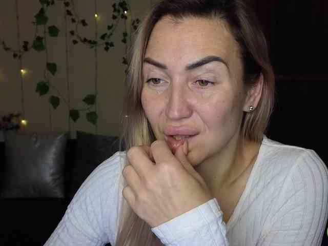 Jullyblondkiss webcam