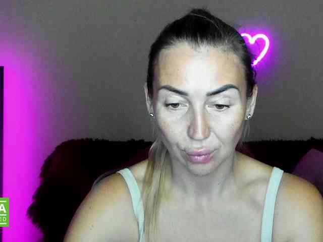 Jullyblondkiss webcam