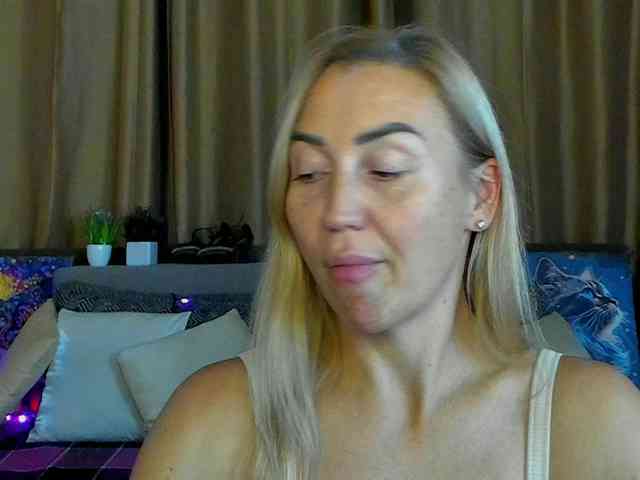 Jullyblondkiss webcam