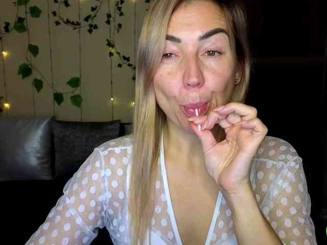 Jullyblondkiss webcam