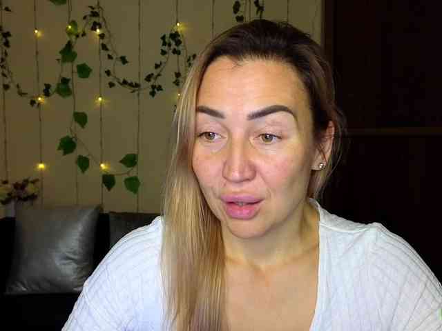 Jullyblondkiss webcam