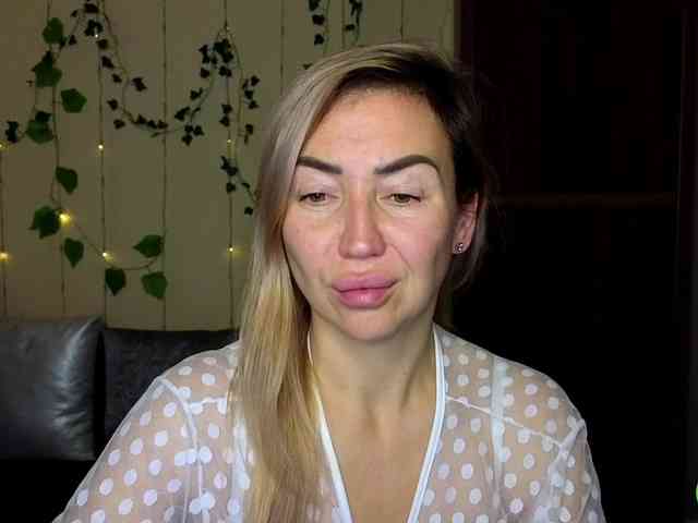 Jullyblondkiss webcam