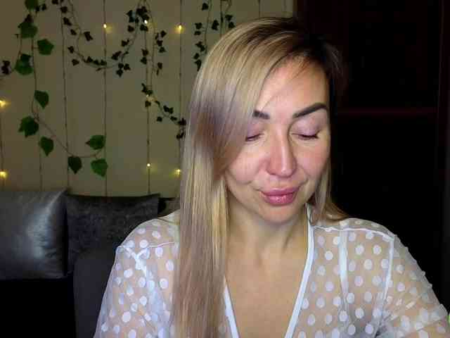 Jullyblondkiss webcam