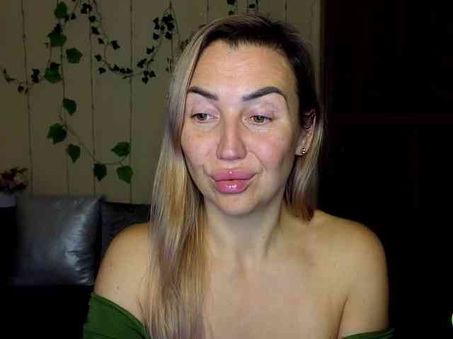 Jullyblondkiss webcam