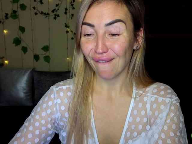 Jullyblondkiss webcam