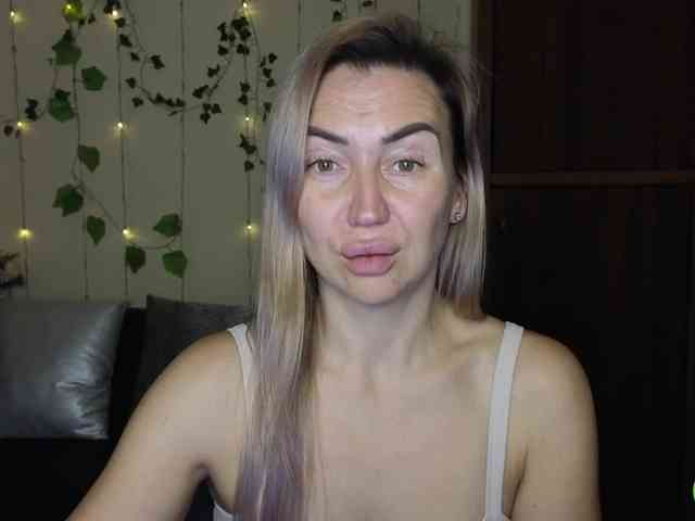 Jullyblondkiss webcam