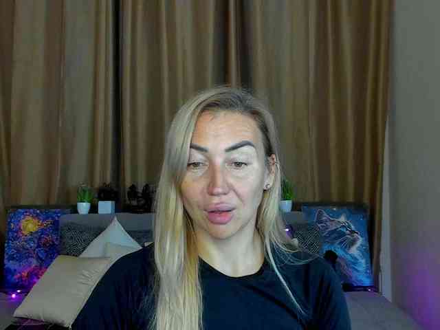 Jullyblondkiss webcam