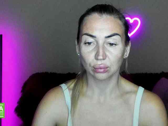 Jullyblondkiss webcam