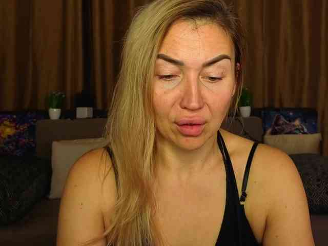 Jullyblondkiss webcam