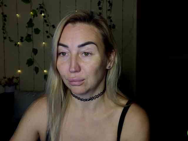 Jullyblondkiss webcam