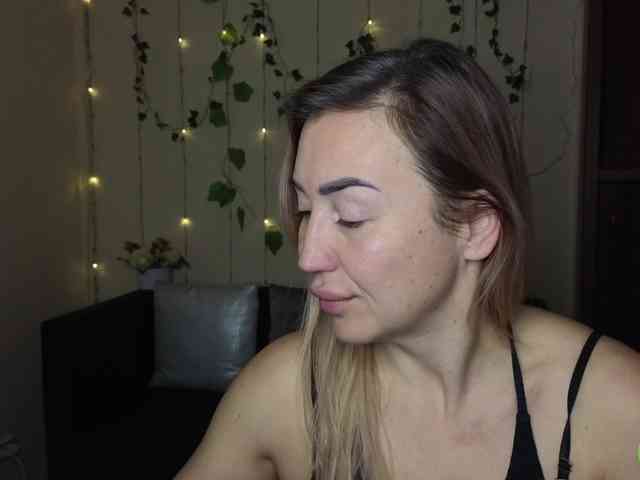 Jullyblondkiss webcam