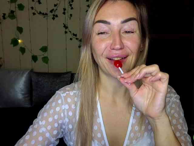 Jullyblondkiss webcam