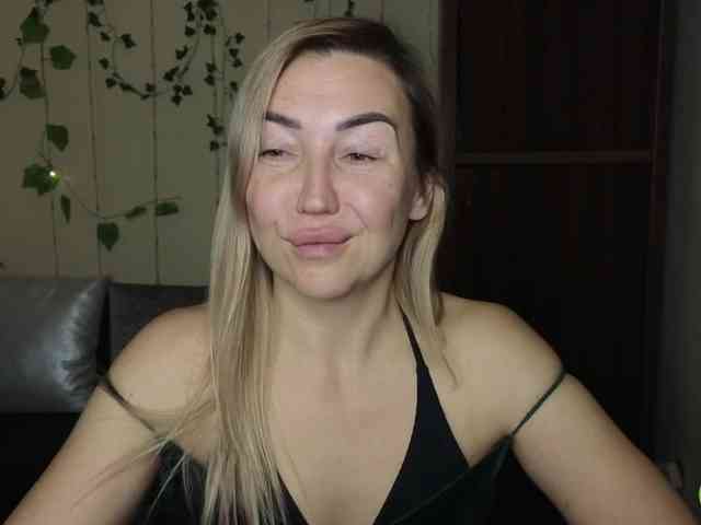 Jullyblondkiss webcam