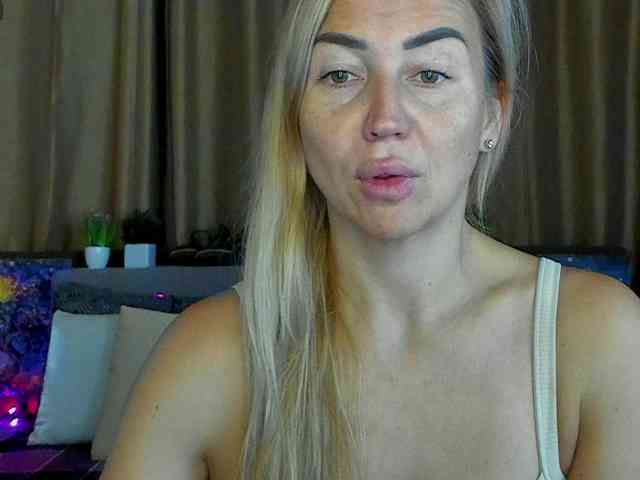 Jullyblondkiss webcam