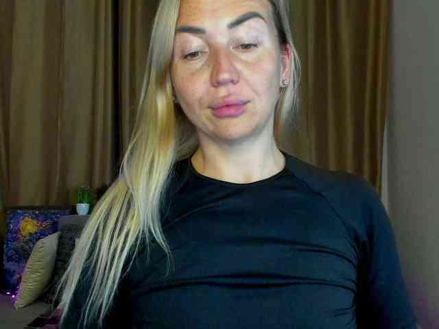 Jullyblondkiss webcam