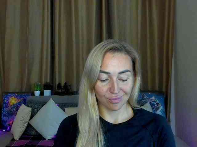 Jullyblondkiss webcam