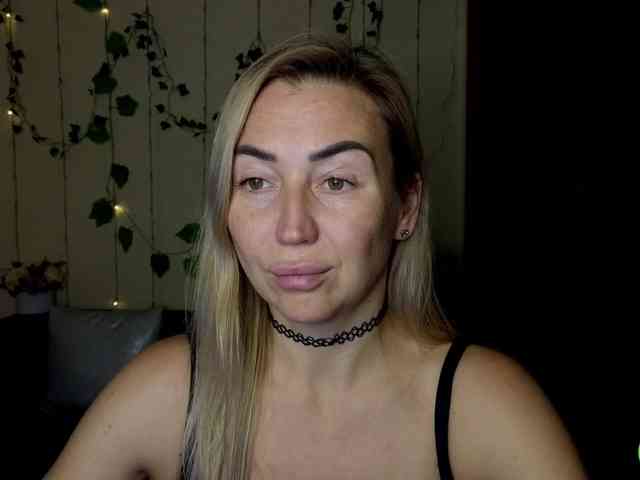 Jullyblondkiss webcam