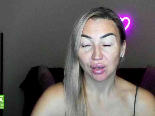 Jullyblondkiss webcam