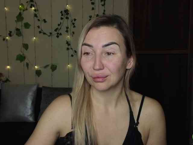 Jullyblondkiss webcam