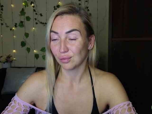 Jullyblondkiss webcam