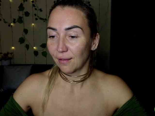 Jullyblondkiss webcam