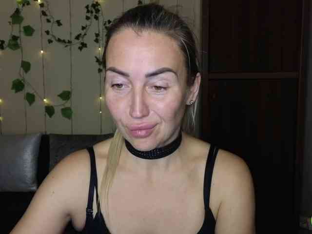 Jullyblondkiss webcam