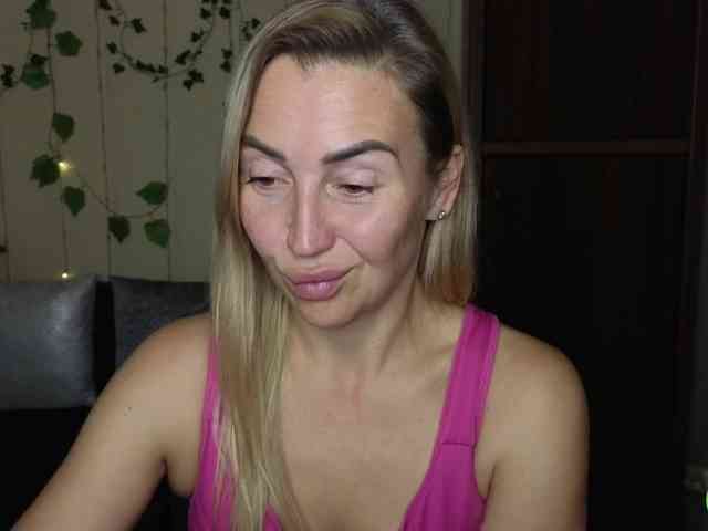 Jullyblondkiss webcam