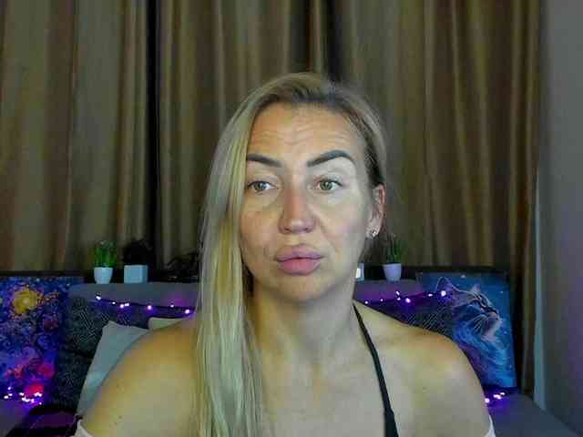 Jullyblondkiss webcam