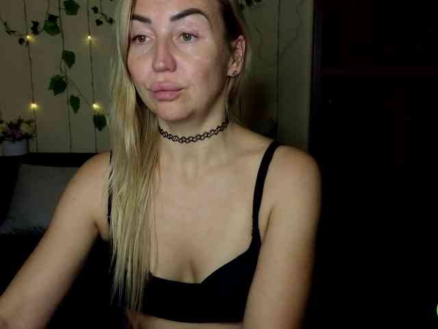 Jullyblondkiss webcam