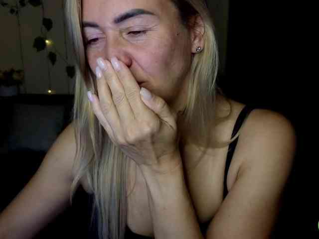 Jullyblondkiss webcam